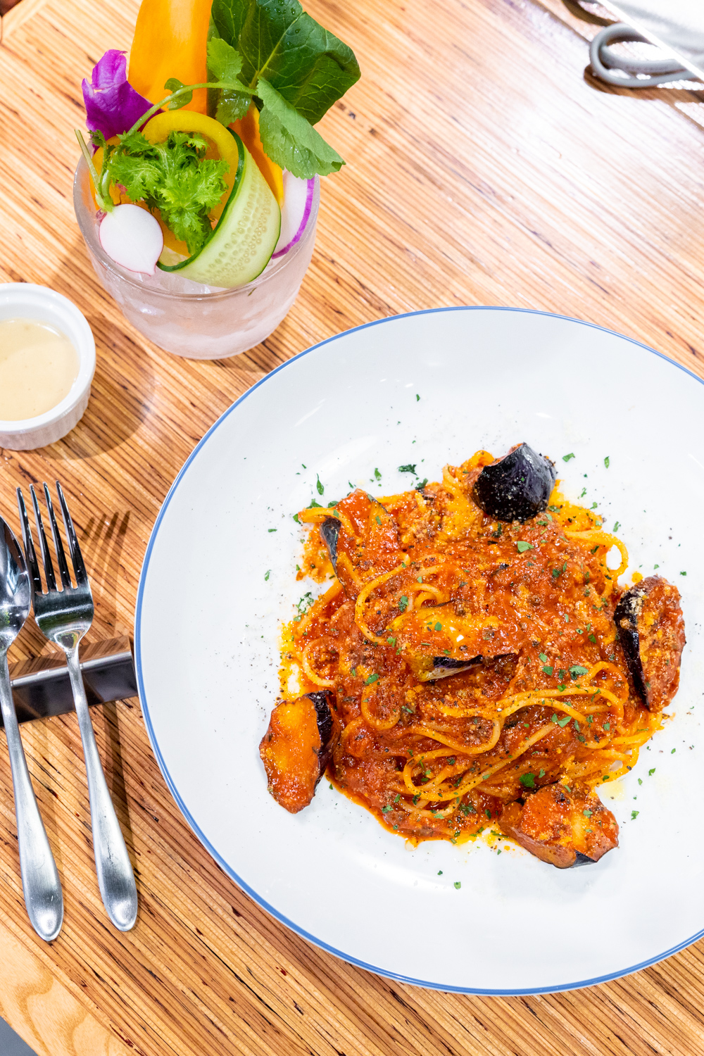 Nicoli Pasta Fresca Naganoのごろごろ茄子のブッタネスカと農園バーニャカウダ はいしゃの食べ歩き